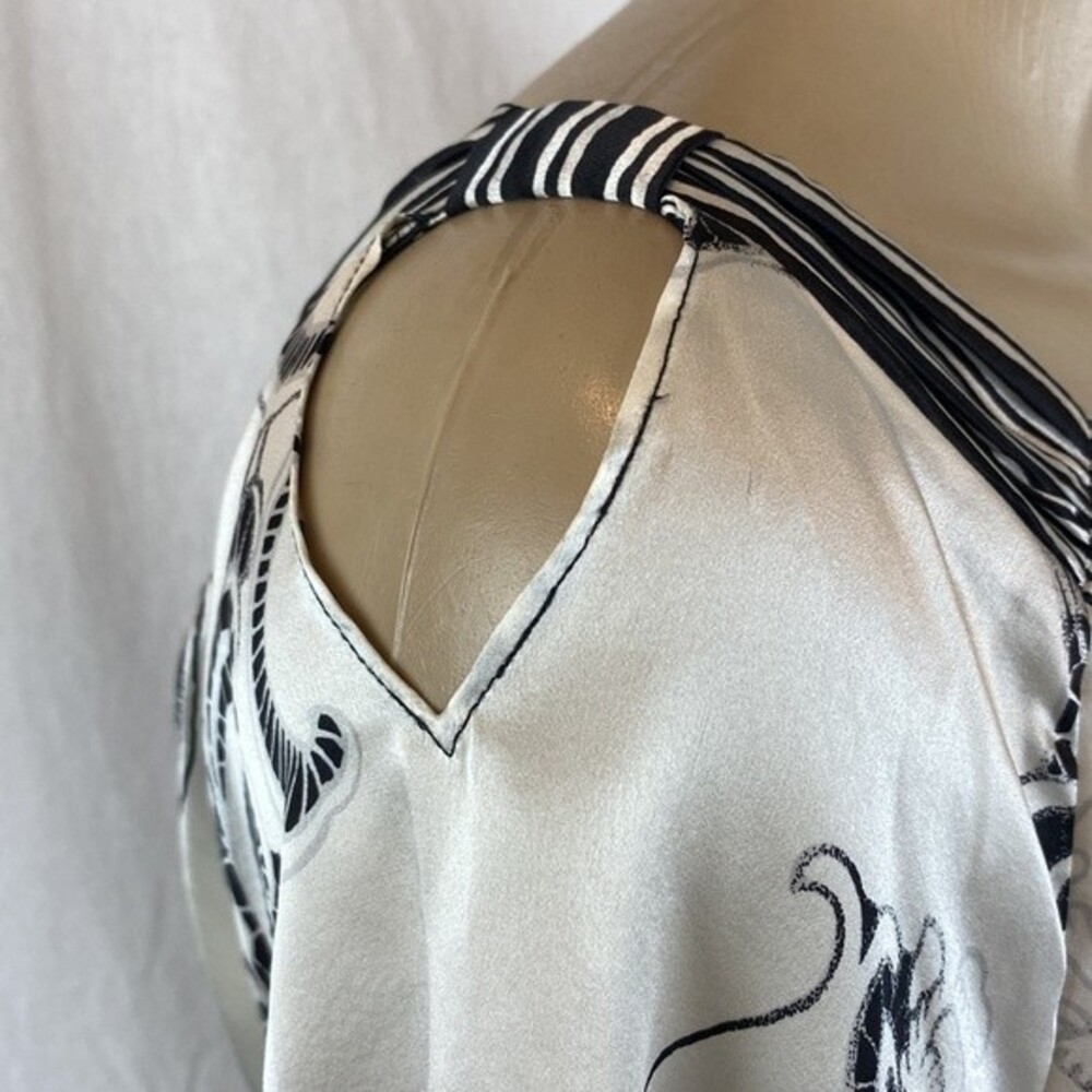 100% Silk Black & White Print Floral Blouse From White House Black Market M - Picture 4 of 7